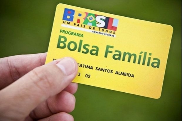 Bolsonaro assina MP que concede 13� pagamento do Bolsa Fam�lia
