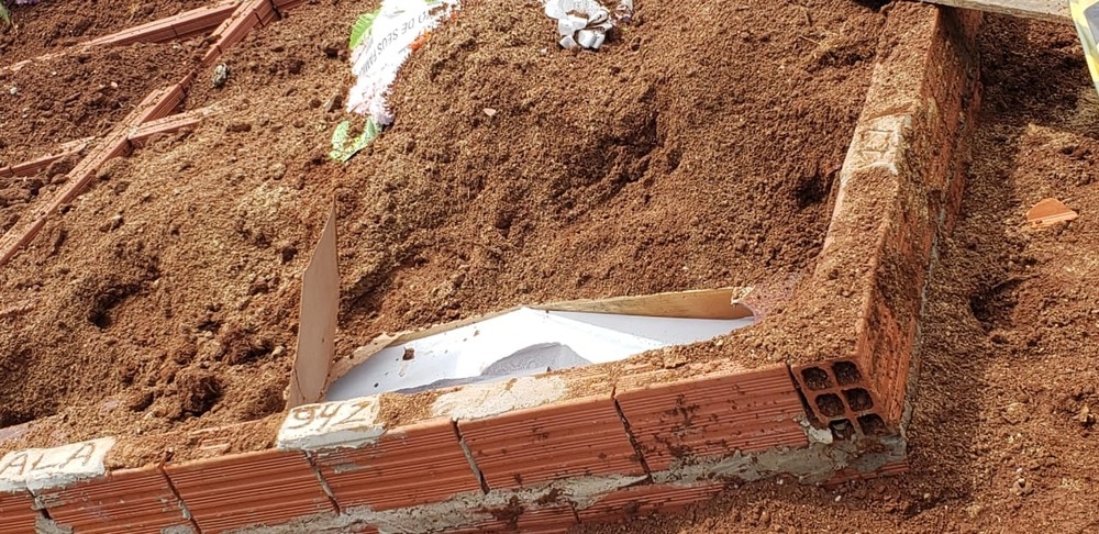 Corpo de mulher � encontrado fora do t�mulo em Gravata�: 'Apavorante', diz irm�