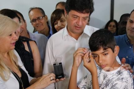 Ap�s cartinha ao Papai Noel, menino de Cuiab� ganha aparelho de audi��o.