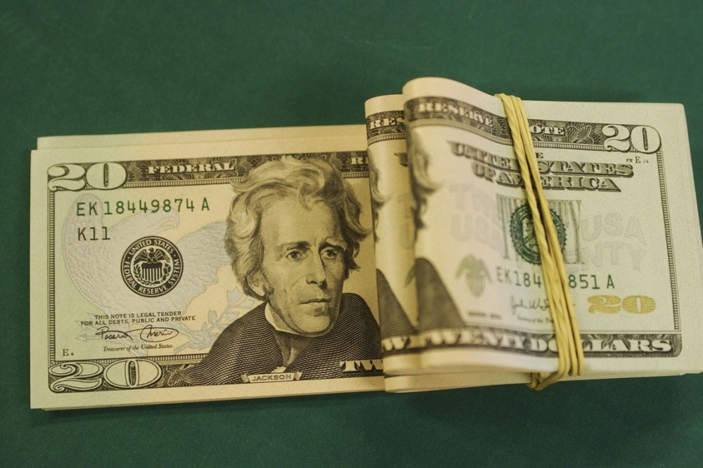 D�lar cai para R$ 4,063 e fecha no menor valor em 40 dias