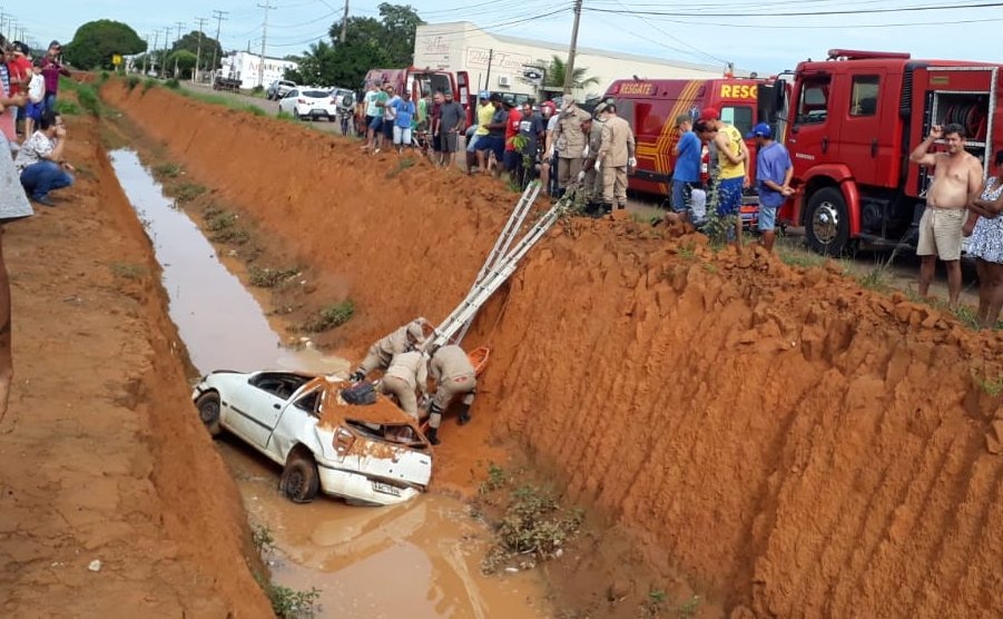 Bombeiros resgatam 5 que ca�ram com carro em vala de escoamento de �gua em Sinop