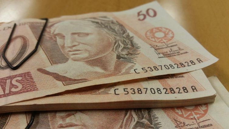 Cheque especial ter� juros limitados a partir de segunda-feira