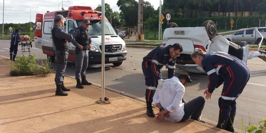 Motorista � preso ap�s furar bloqueio policial, capotar carro e passageiro ir � �bito