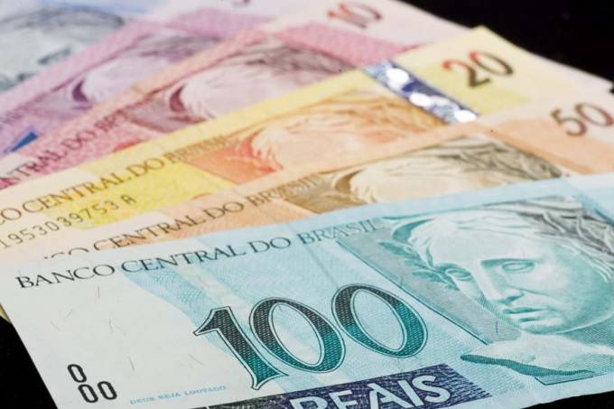 Bolsonaro anuncia aumento de sal�rio m�nimo para R$ 1.045,00