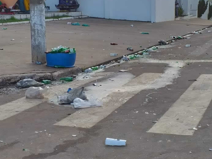 Jovens emporcalham o centro de Juara com garrafas de bebida e sacos pl�sticos.