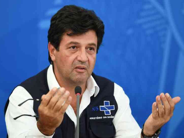 Mandetta anuncia em rede social que foi demitido por Bolsonaro do Minist�rio da Sa�de