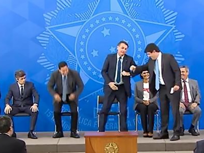 Um m�s ap�s primeira morte, Brasil tem 2.000 �bitos e novo ministro da Sa�de
