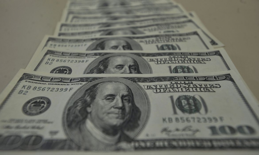 D�lar tem forte queda e fecha em R$ 4,85