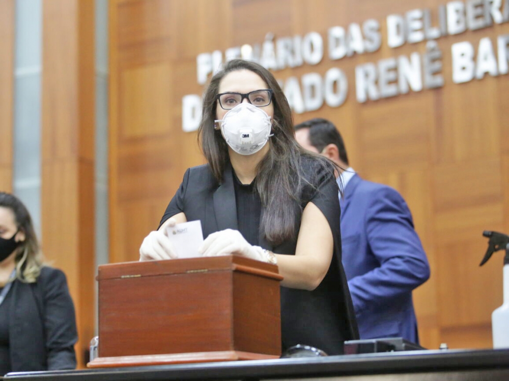 Deputada Janaina Riva � reeleita vice-presidente da ALMT junto com o presidente Eduardo Botelho