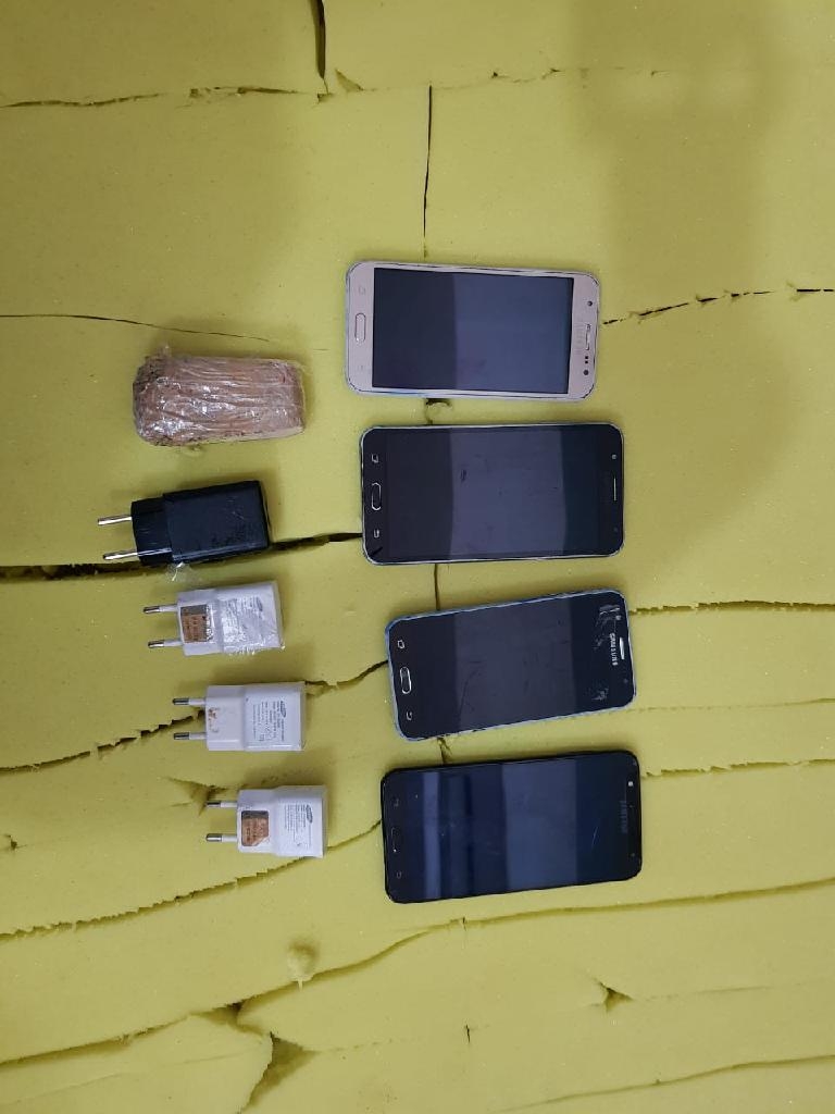 Drogas e celulares s�o encontrados dentro de colch�es na Mata Grande