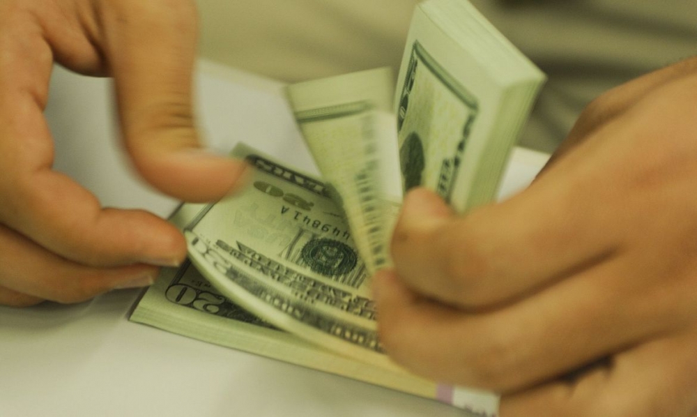 D�lar aproxima-se de R$ 5,30 e fecha no menor valor em oito dias