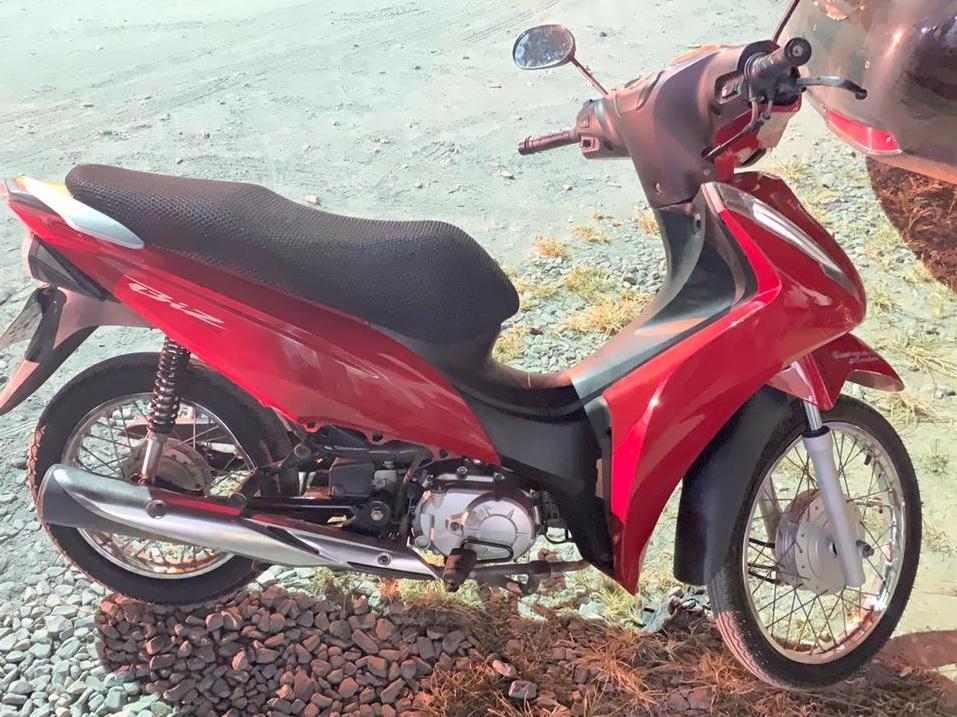 PM descobre que motocicleta estava com placa de carro durante consulta