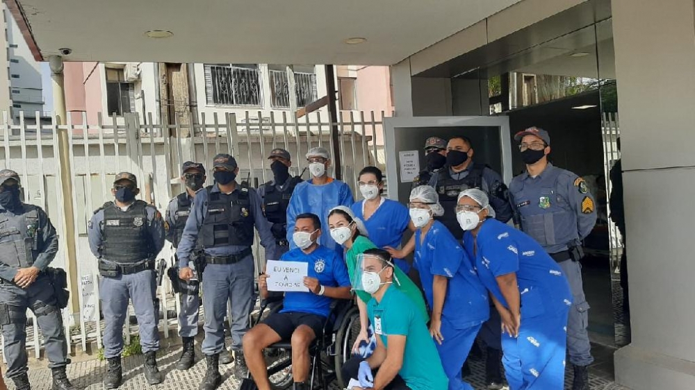 Sargento vence Covid-19 e recebe homenagem ao deixar hospital