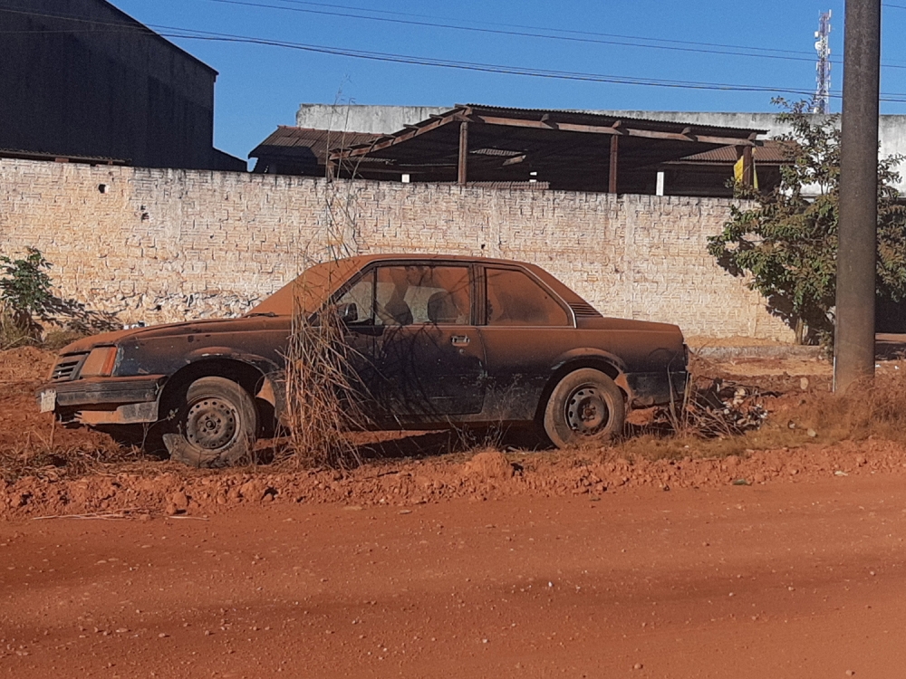 Carros velhos s�o abandonados em ruas e avenidas de Juara