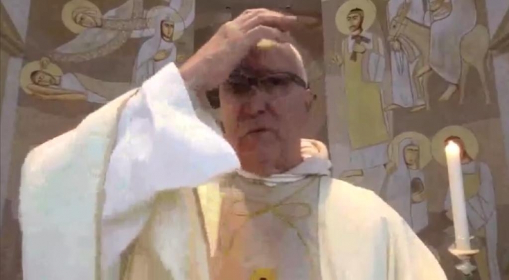 Assalto durante a missa na igreja do Fi�o, em S�o Leopoldo, � transmitido ao vivo: VEJA O V�DEO