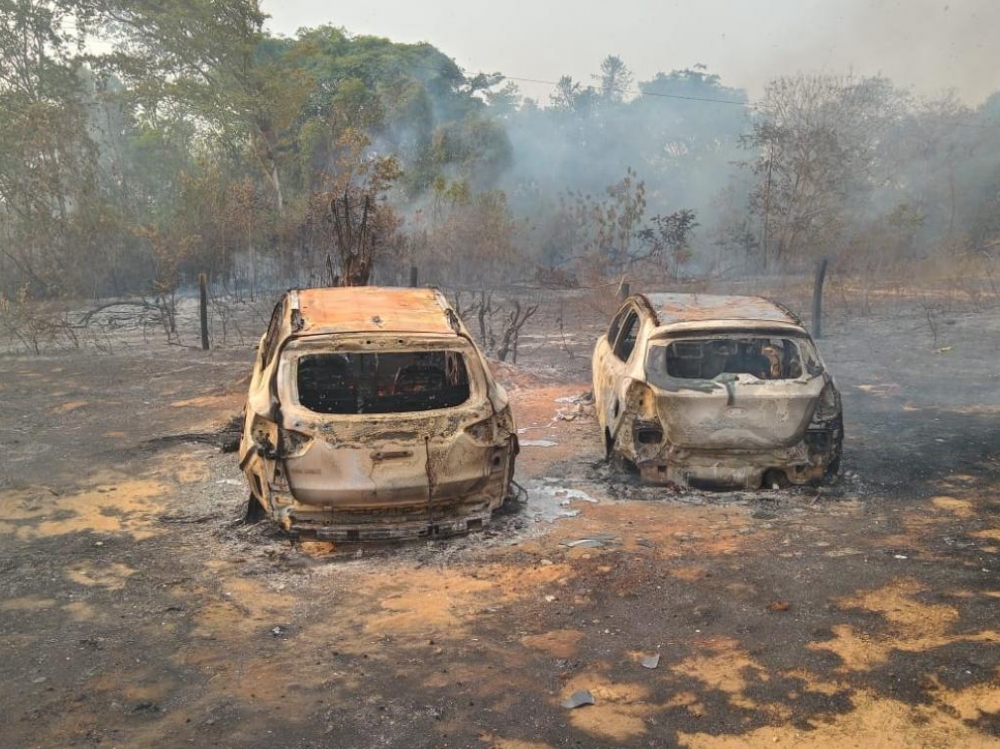 Dois carros pegam fogo e provocam inc�ndio na Cachoeira da Martinha em Chapada dos Guimar�es 