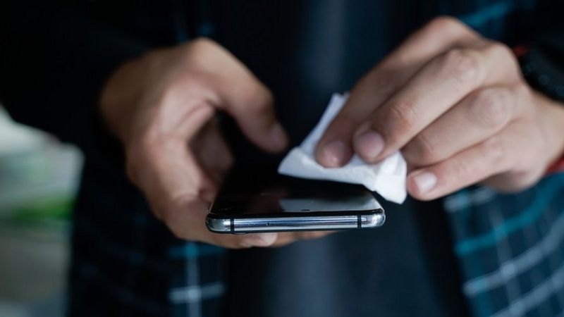 Covid-19: coronav�rus pode sobreviver por 28 dias em celular e dinheiro, diz estudo