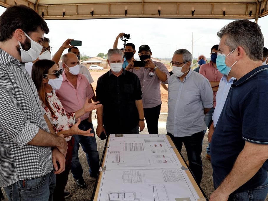 Governador vistoria �rea para constru��o de casas populares em Tabapor� 