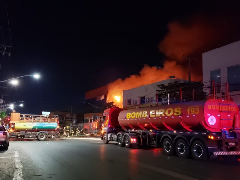 Bombeiros se ferem ap�s pr�dio desabar durante grande inc�ndio em lojas no Centro de Cuiab� 