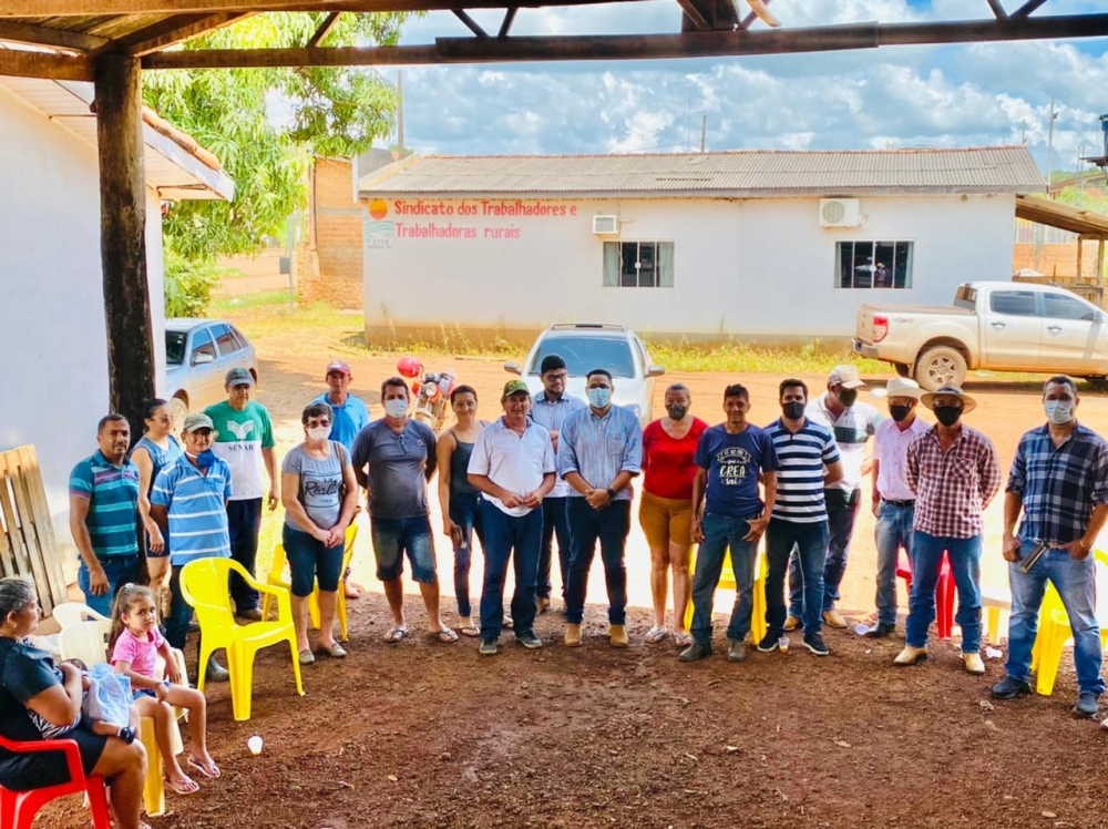 Vereador Neto de Tabapor� se re�ne com produtores de leite do distrito de Nova Fronteira