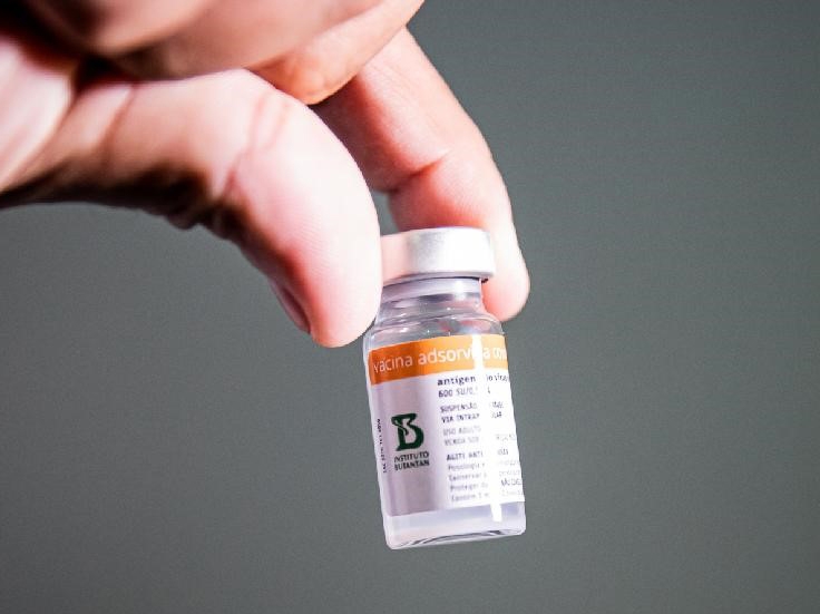 Novas doses da vacina CoronaVac imunizar�o idosos entre 75 e 84 anos e profissionais da sa�de