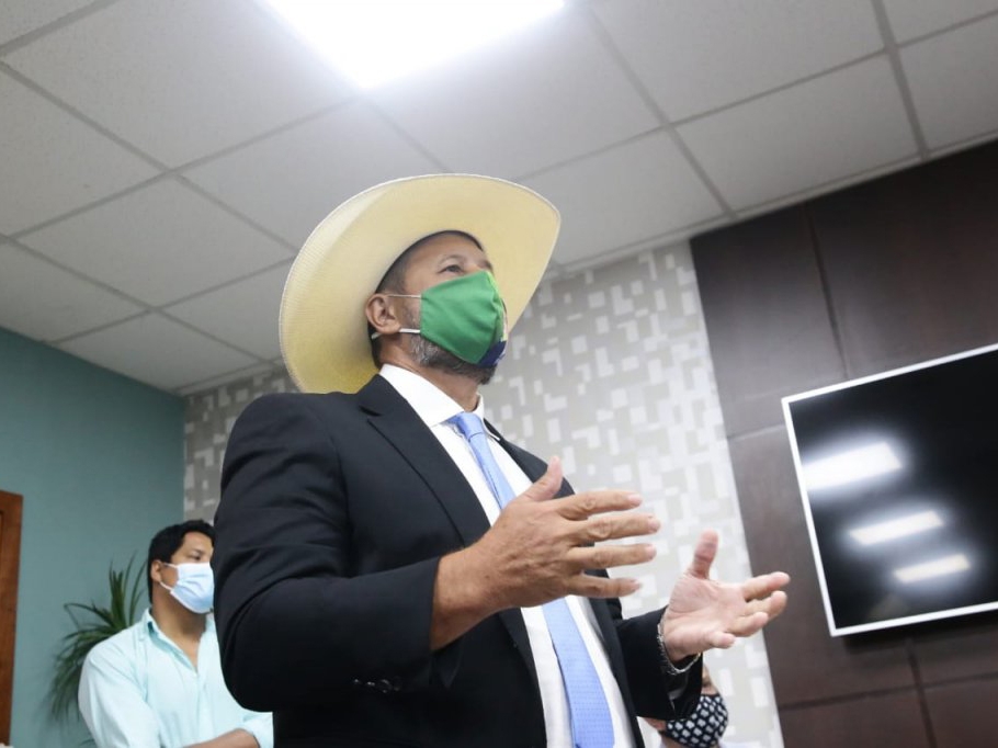 De chap�u na cabe�a, produtor rural � empossado deputado estadual em substitui��o a Silvio F�vero e chora