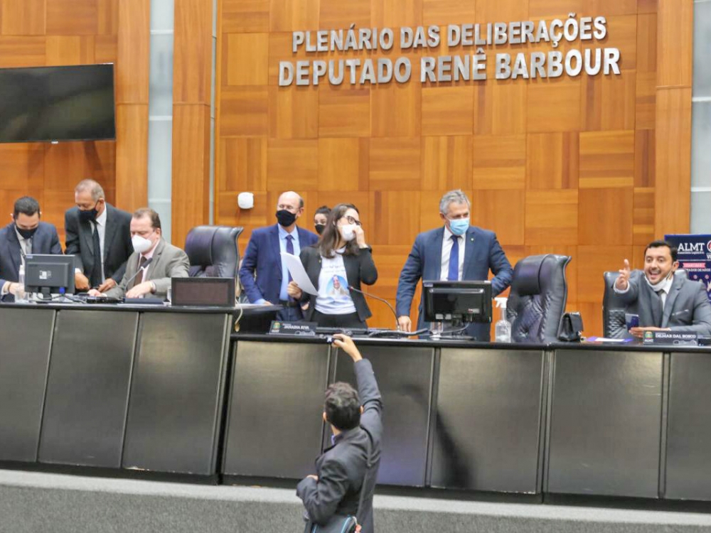 Deputados votam contra projeto de 'feriad�o' de 10 dias