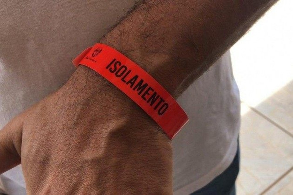 Prefeito de Apiac�s determina que pessoas com Covid-19 ou com suspeita da doen�a utilizem pulseira vermelha de identifica��o