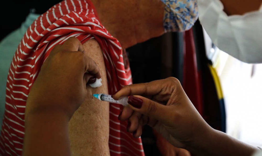 Interna��es e mortes de idosos caem no Rio com vacina��o