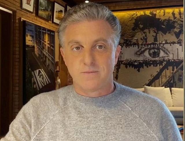 Luciano Huck anuncia no 'Conversa com Bial' que vai assumir as tardes de domingo na Globo