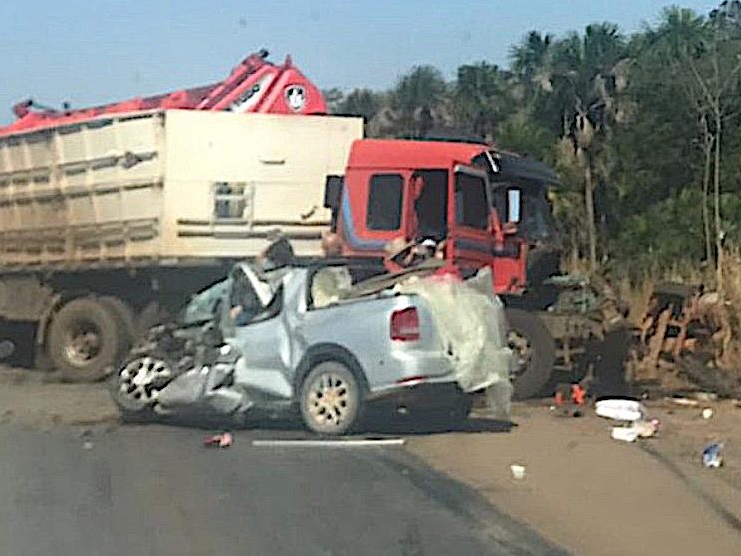Mulher morre e 3 ficam feridos em colis�o entre carretas e carro em Sorriso; 163 ficou interditada