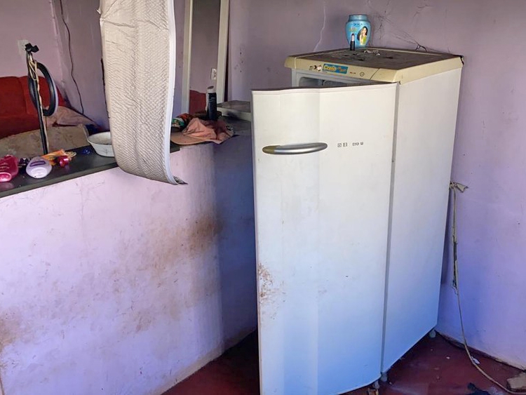Crian�a de 2 anos se salva de inc�ndio ap�s se esconder dentro de geladeira em Cuiab�; m�e � presa e diz que havia sa�do para 'resenha'
