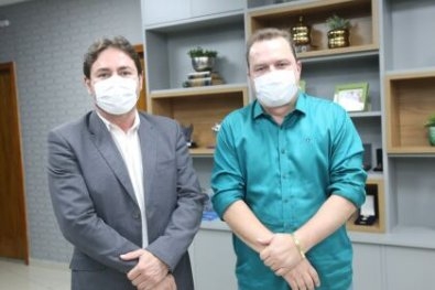 Oscar Bezerra cumpre a palavra e cede a vaga para ex-prefeito de C�ceres assumir vaga na AL