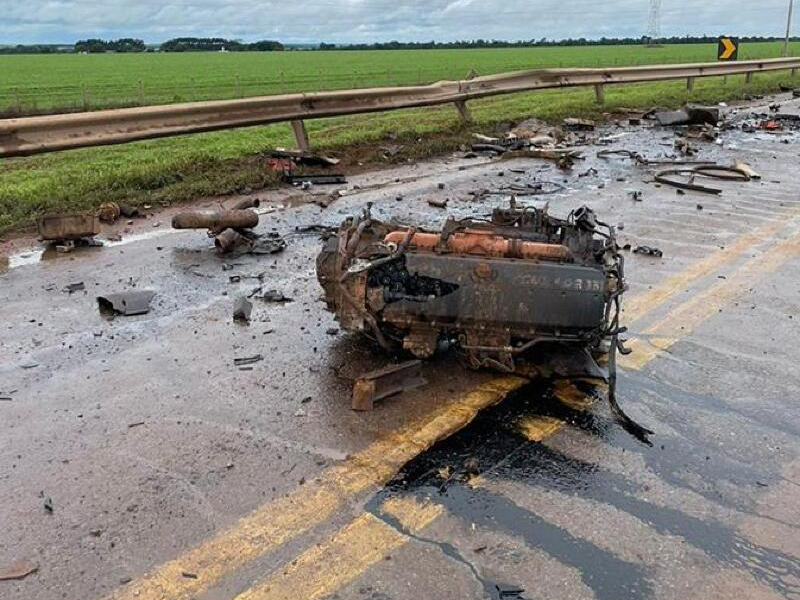 Acidente entre carro e carreta interdita BR-163 pr�ximo a Lucas do Rio Verde-MT