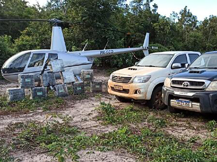 Pol�cia de Mato Grosso prende 3 homens e apreende helic�ptero com 324kg de coca�na, camionetes e at� fuzil 