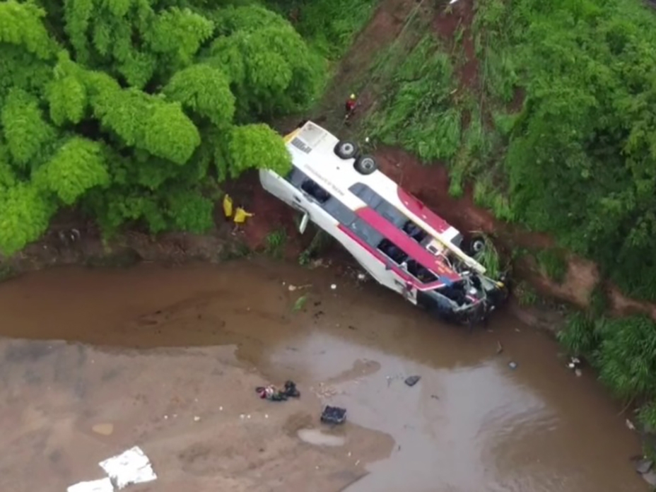 �nibus bate em carro e caminh�o, cai em ribanceira, deixa 5 mortos e dezenas de feridos na BR-153 em Goi�s