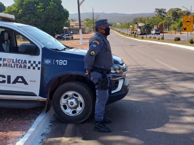 Homem pelado, armado com dois fac�es invade casa e amea�a matar ex-namorada em General Carneiro