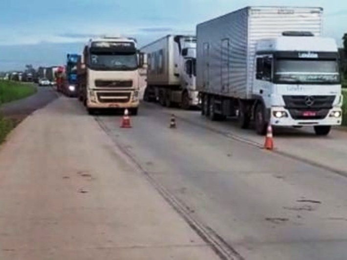 Em protesto contra m� qualidade, caminhoneiros fecham a BR-163 em Cuiab�