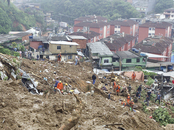 Ap�s trag�dia, chuva volta a cair em Petr�polis; Defesa Civil aciona 14 sirenes