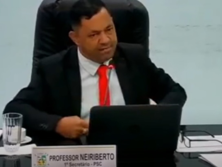Vereador se exalta e saca arma para colega durante sess�o pol�mica no Araguaia