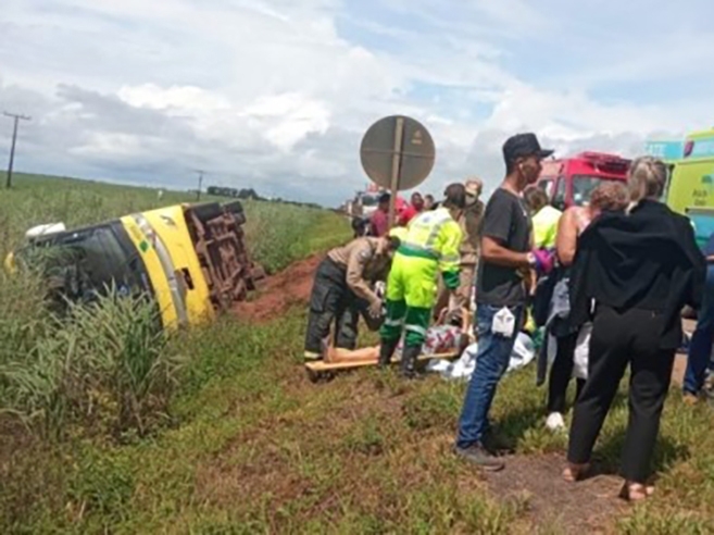 �nibus com quase 30 pessoas tomba na BR-163 em Lucas do Rio Verde 