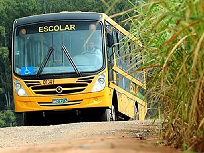 Menina de 5 anos � esquecida em �nibus da prefeitura por 4 horas em Confresa MT