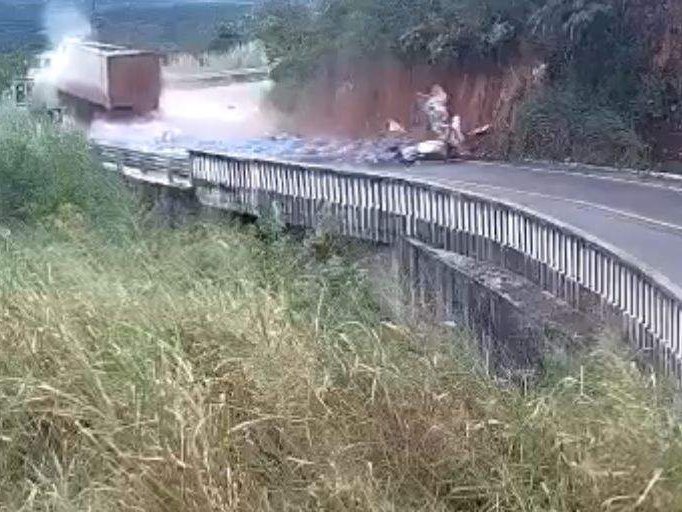 Caminh�o perde os freios, bate Na lateral da estrada e desce o Port�o do inferno em Chapada dos Guimar�es