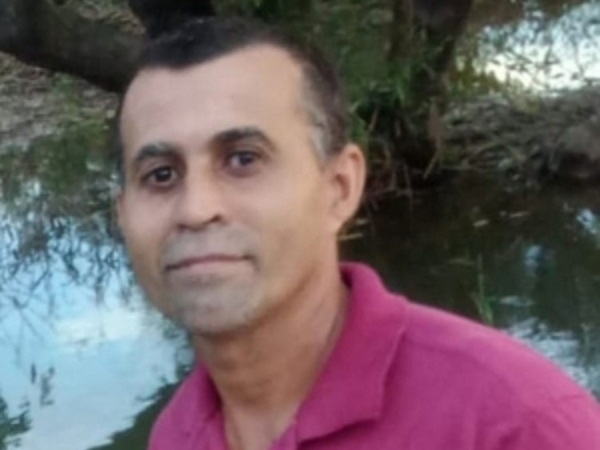 Caminhoneiro morre ao ser prensado por tora de madeira em Sinop
