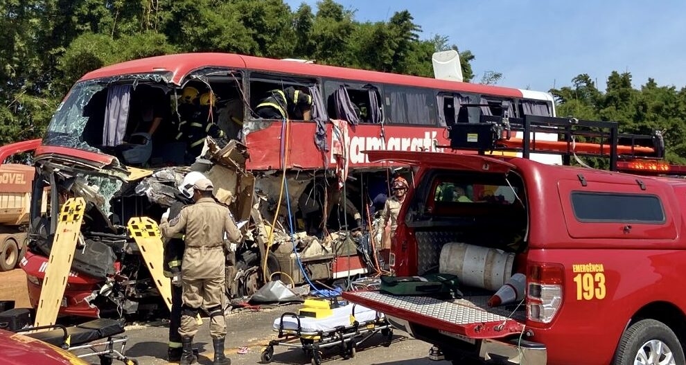 Acidente com �nibus e carreta na BR-163 entre Sinop-Sorriso deixa 11 mortos e v�rios feridos 