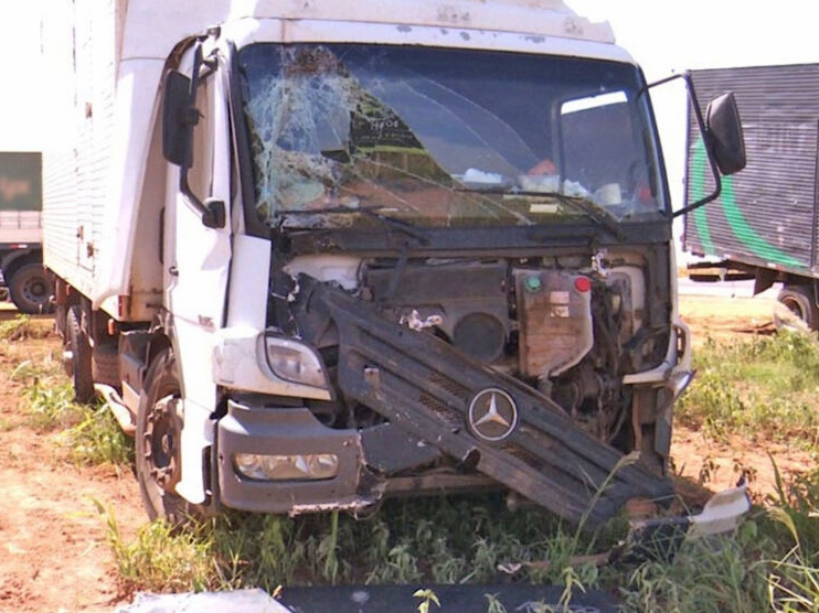 Carreta e tr�s caminh�es se envolvem em engavetamento na BR-163 em Sorriso