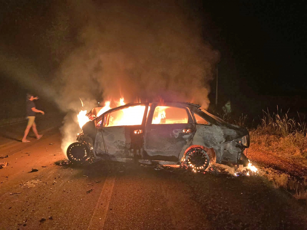 Ve�culo bate de frente com carreta na MT 220, pega fogo e motorista morre carbonizado dentro do carro