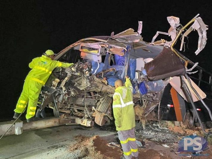 �nibus, micro-�nibus e carreta se envolvem em grave acidente na BR-163 