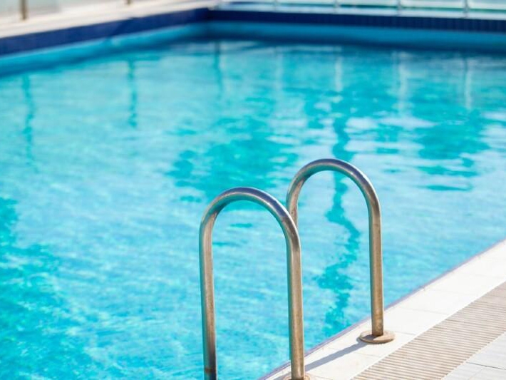 Crian�a vai parar na UTI ap�s ter cabelo preso em ralo de piscina e se afogar 