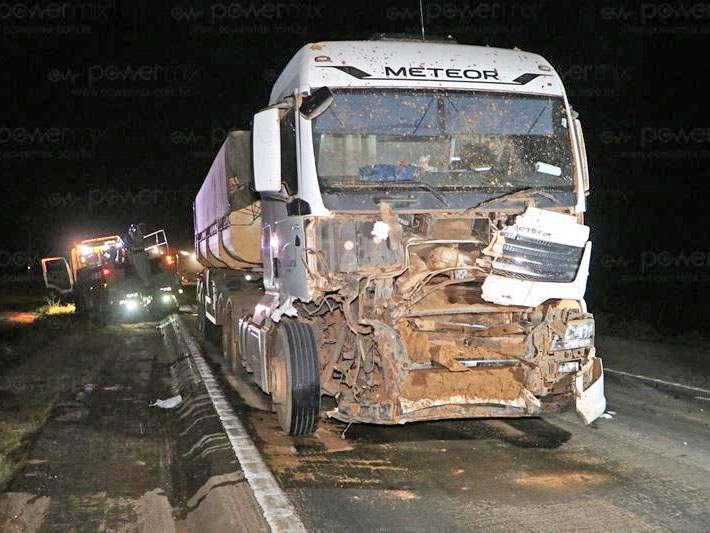 Monte de terra na pista causa acidente envolvendo tr�s carretas na BR-163 em Nova Mutum/MT